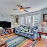 Tybee Dream: 2 Bed 2 Bath Condo W/ Rooftop Pool