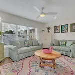 Freshly Renovated Tybee Beach Home:Short Walk To B