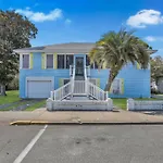 Pineapple By The Sea, 3 Bedroom Home, Steps To Beach