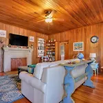 Pineapple By The Sea, 3 Bedroom Home, Steps To Beach