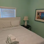 Beach Vacation Walkable To Dining&Shopping-Unit A
