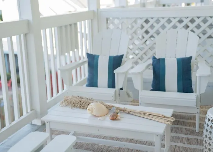 Nautical Nest 2 Bed 2 Bath Condo Walk To Beach