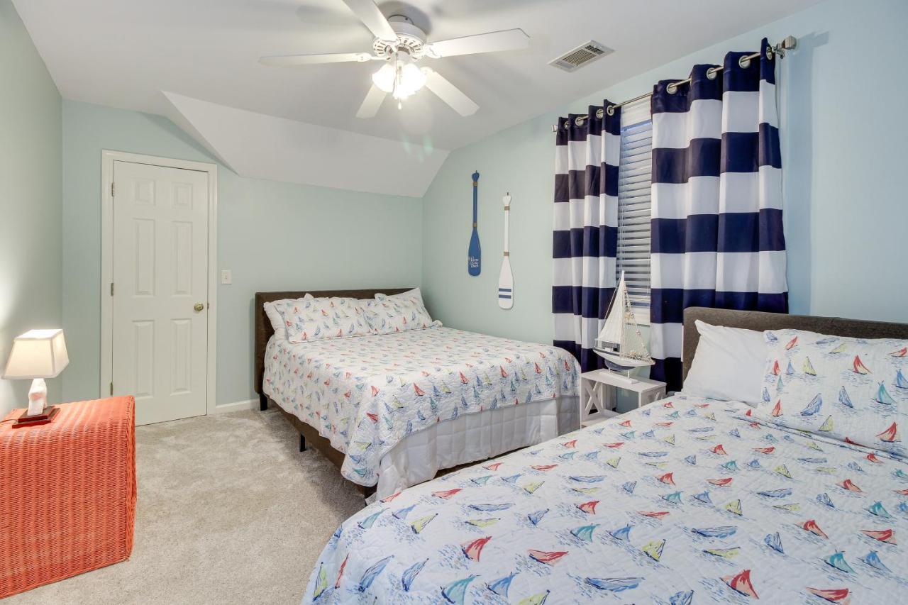 Lovely With Deck Less Than 1 Mi To Beach! Holiday home *