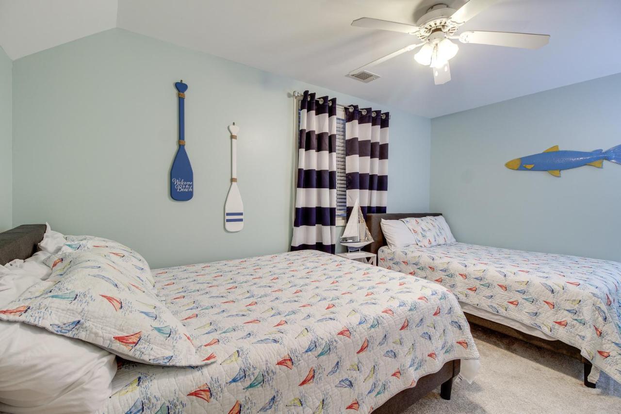 Holiday home Lovely With Deck Less Than 1 Mi To Beach!