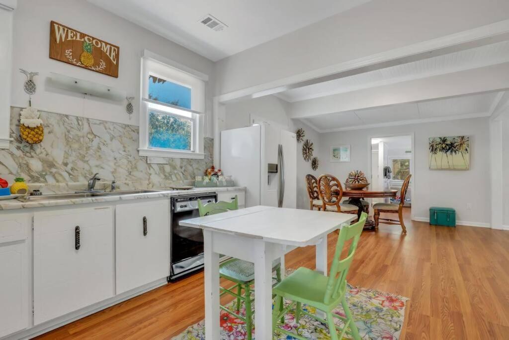 Pineapple By The Sea, 3 Bedroom Home, Steps To *