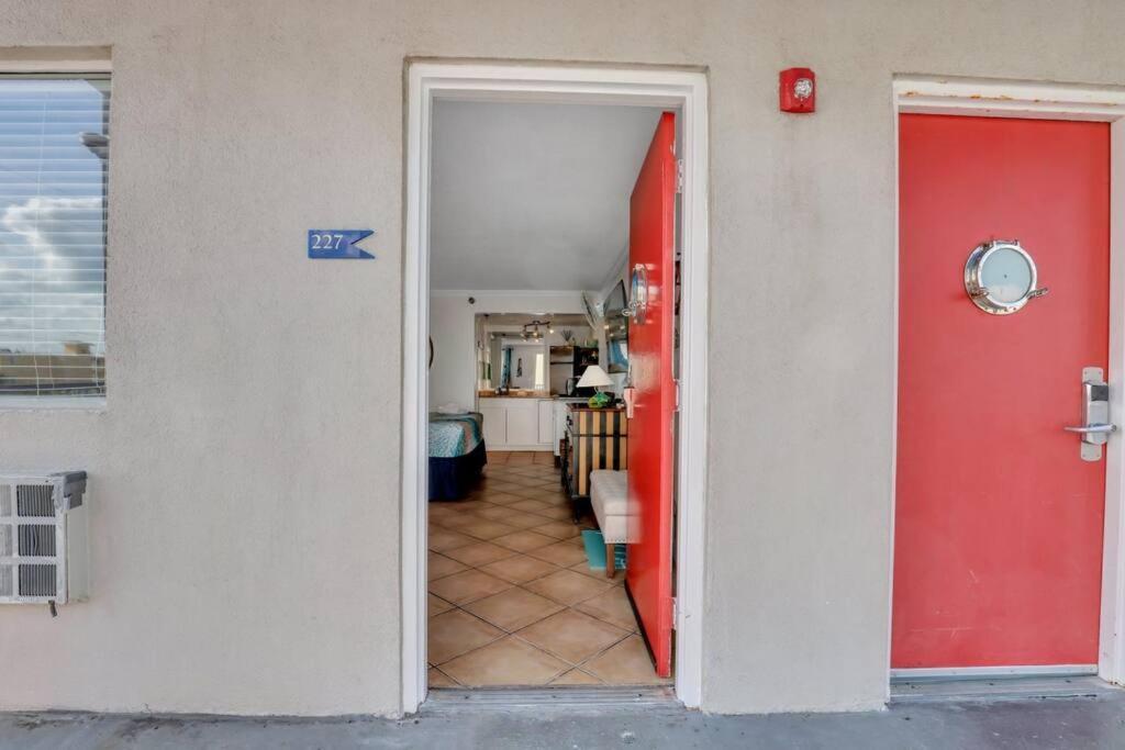 The Sea & Breeze:1 Bed W/pool Steps To Tybee Island