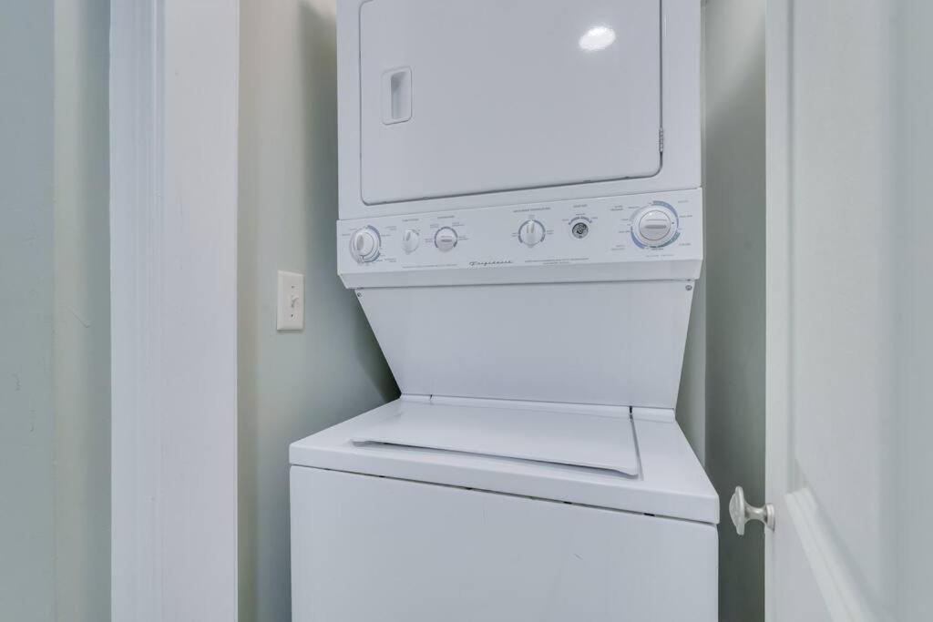 Tybee Dream: 2 Bed 2 Bath W/ Rooftop Pool *