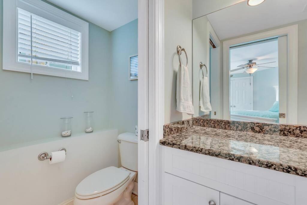 Tybee Dream: 2 Bed 2 Bath W/ Rooftop Pool Apartment