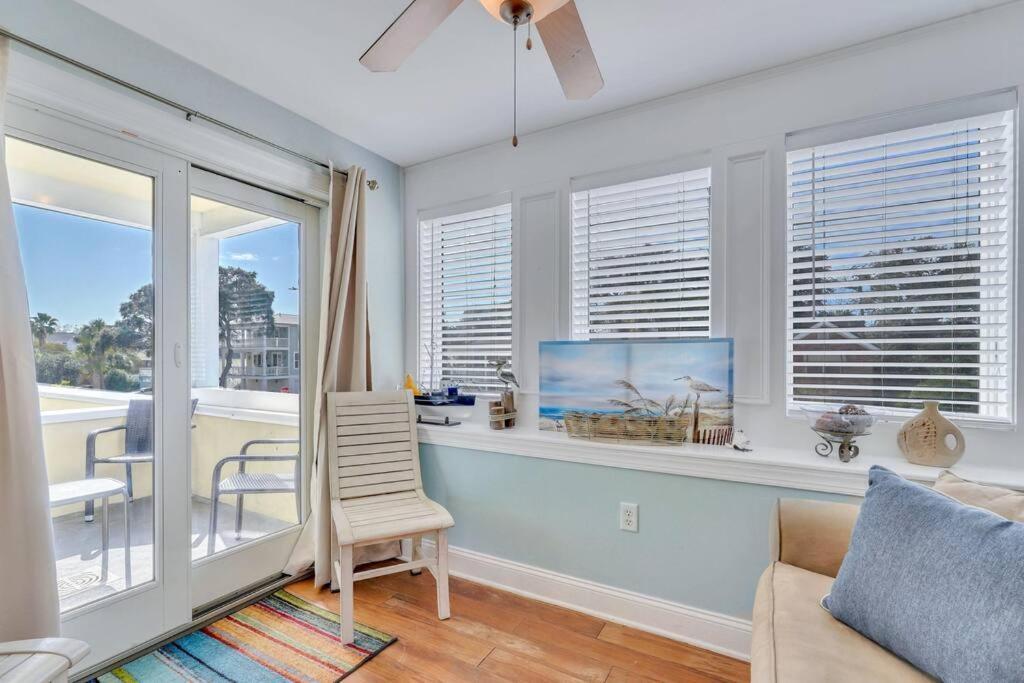 Apartment Tybee Dream: 2 Bed 2 Bath W/ Rooftop Pool Tybee Island