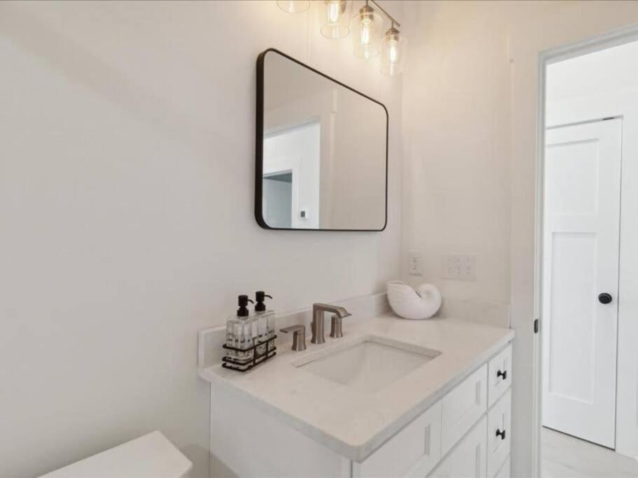 Bougie And The Beach- Stunning 3 Bed 2 Bath Apartment