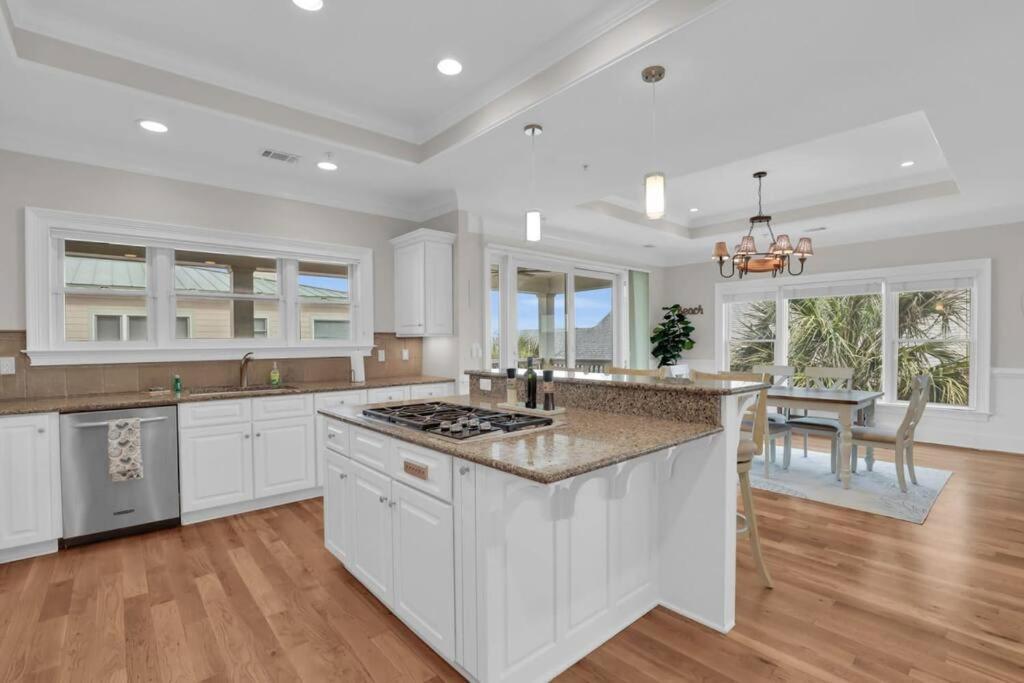 5 Bed 5 Bath Luxury Front W/ocean Views Apartment