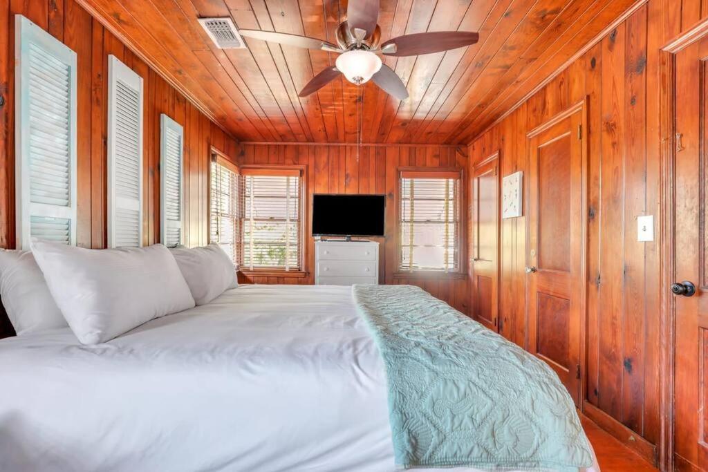 Sandy Feet Retreat Unit A 3 Bedroom Unit Steps To Apartment