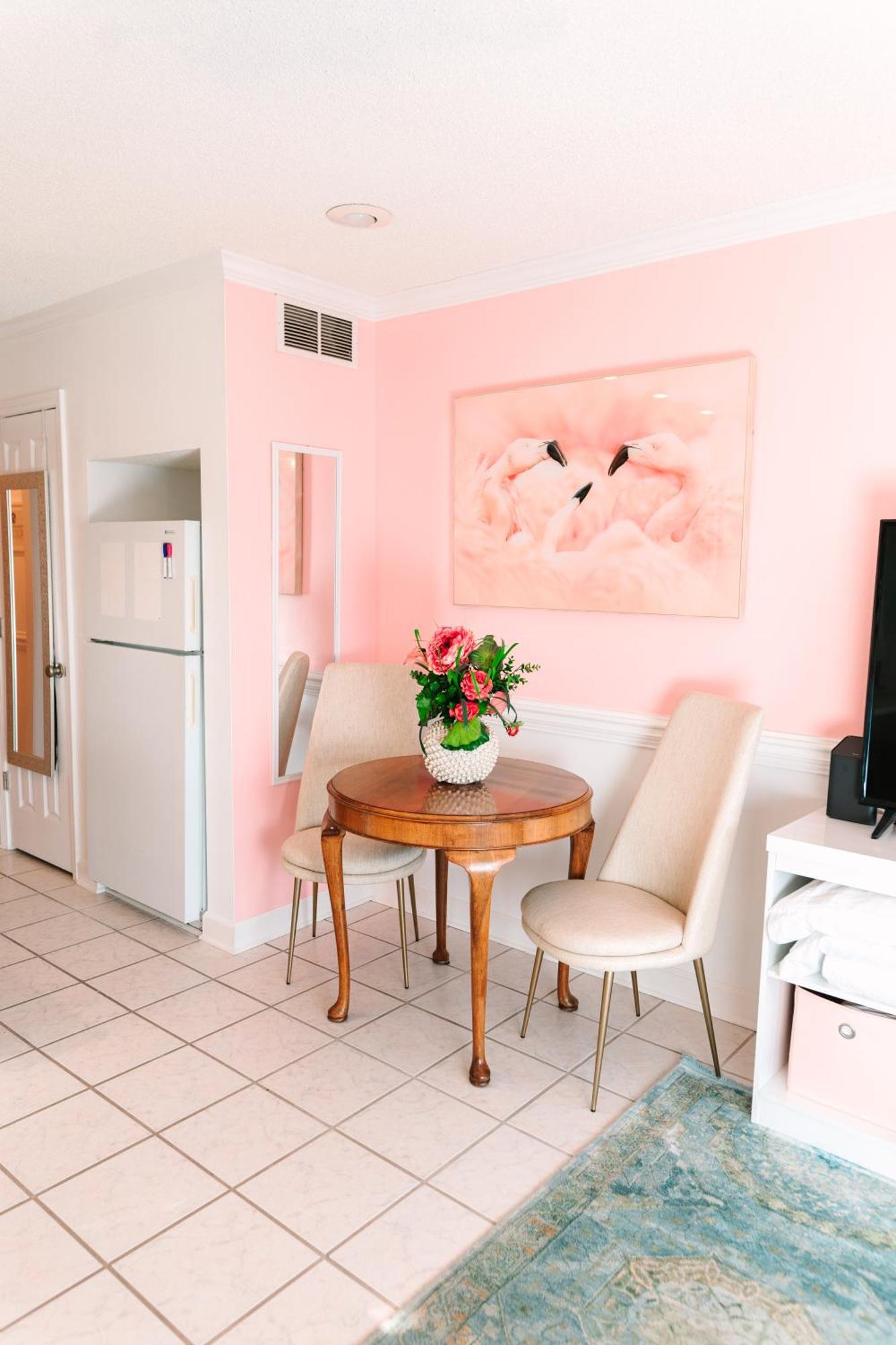 Private Balcony - - Pool And Pickleball Apartment *