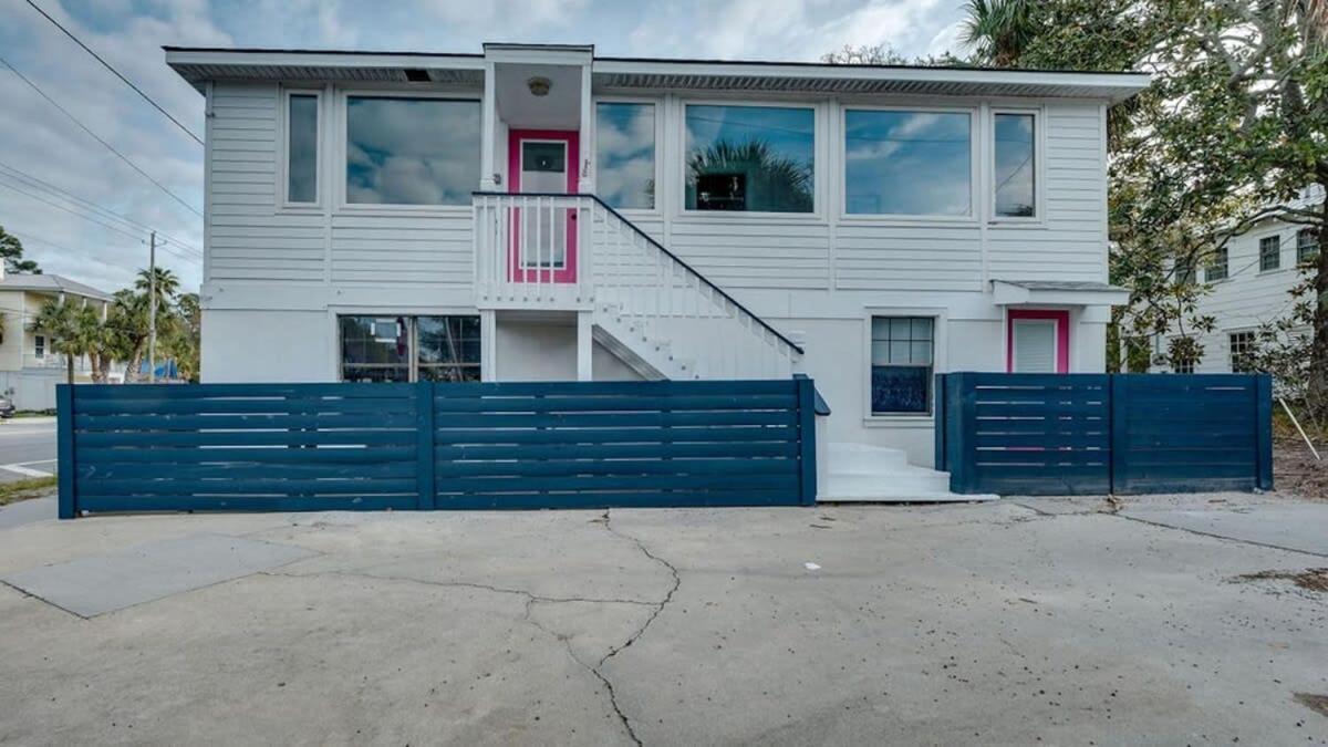 Flamingle In Fushia- Unit A- Steps To The Beach! Holiday home