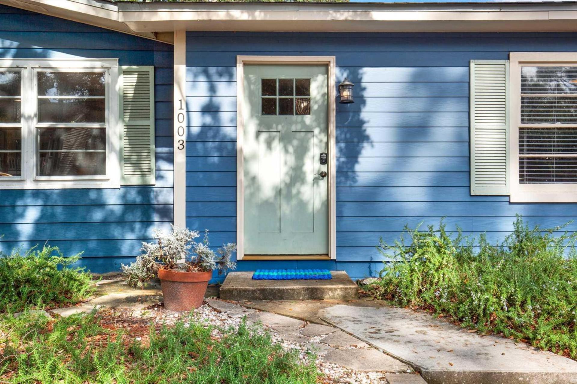 Holiday home Little Blue House