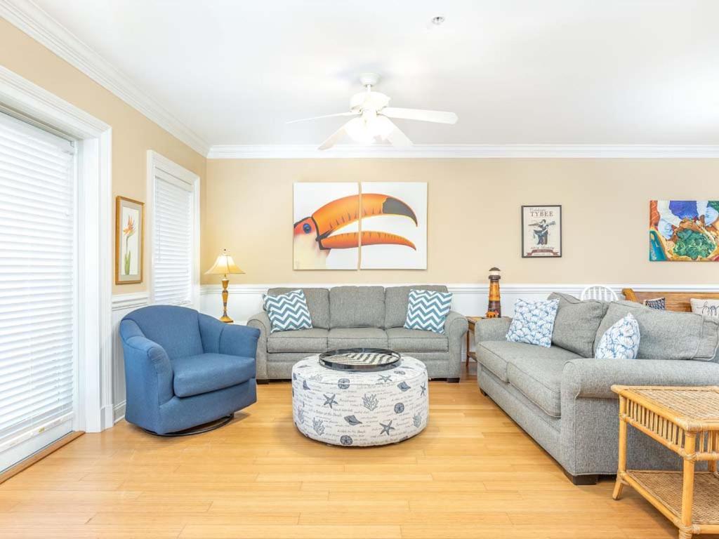 Brass Rail 214 Apartment *