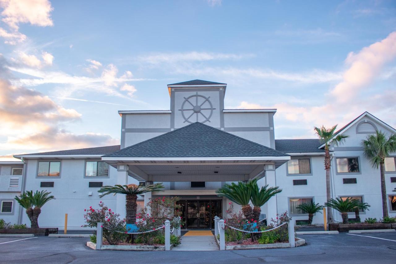 Admiral's On Hotel