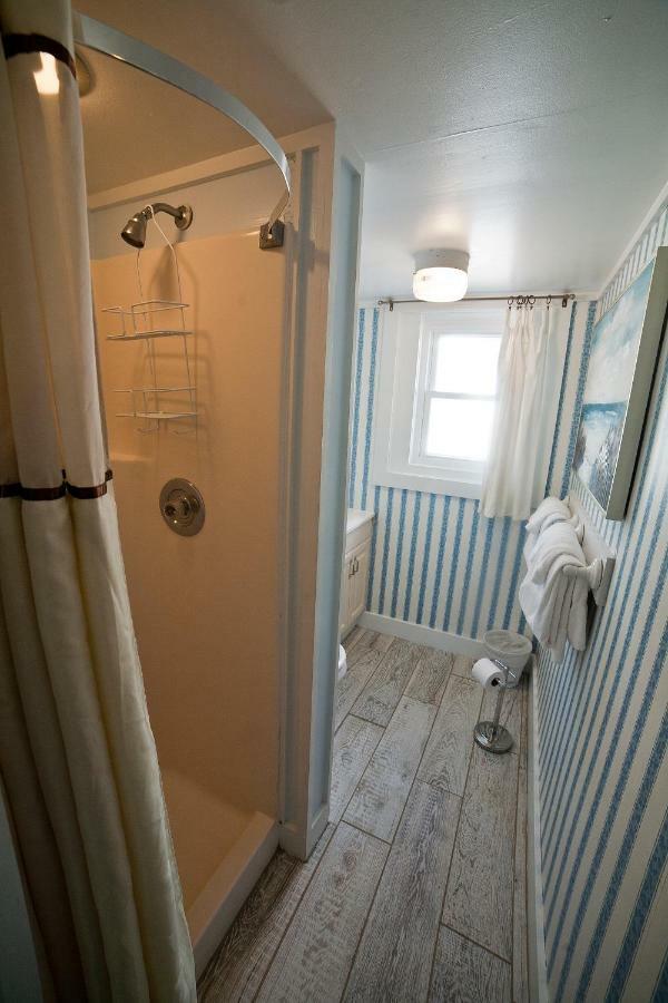 Georgianne & Check In 212 Butler Ave Inn 3*