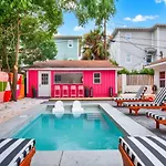 6 Bed 4 Ba Resort Style Home W Heated Pool
