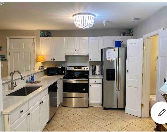 Mini Pearl, Private 2 Bedroom - 1 Block To Beach! Apartment *