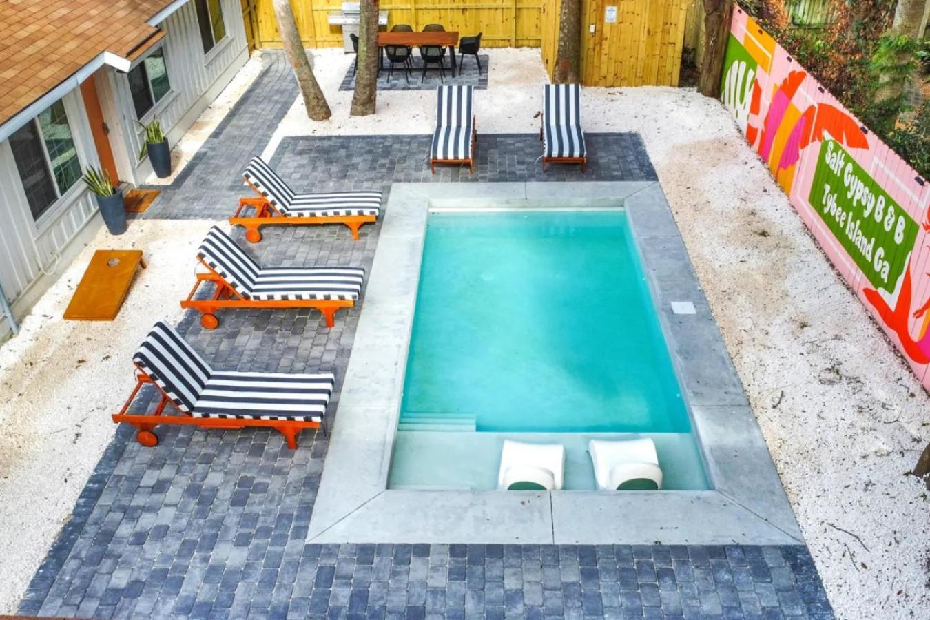 6 Bed 4 Ba Style W Heated Pool *
